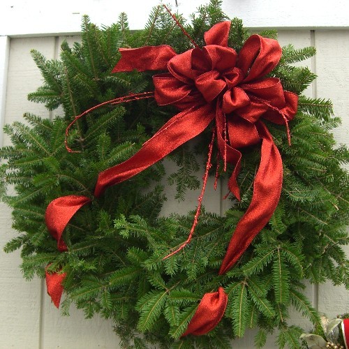 Red bow on wreath 